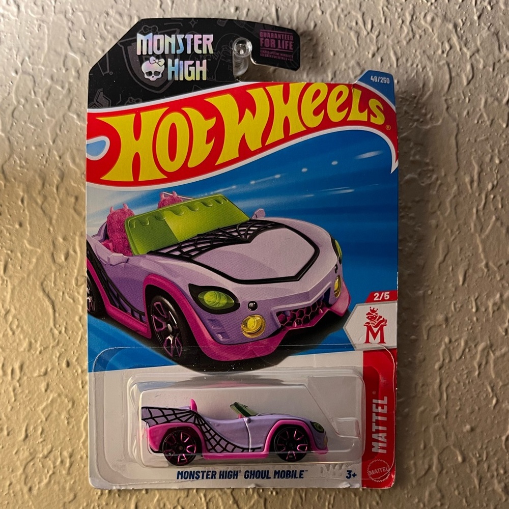 Hot Wheels Monster High Ghoul Mobile - Pink and Black